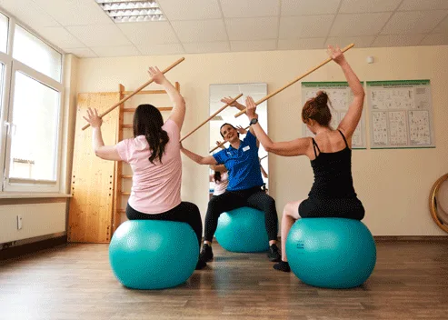 Physiotherapeutin im Gespräch mit Patient